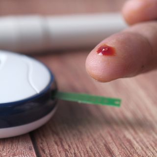 Regula naturalmente los niveles de glucosa en sangre